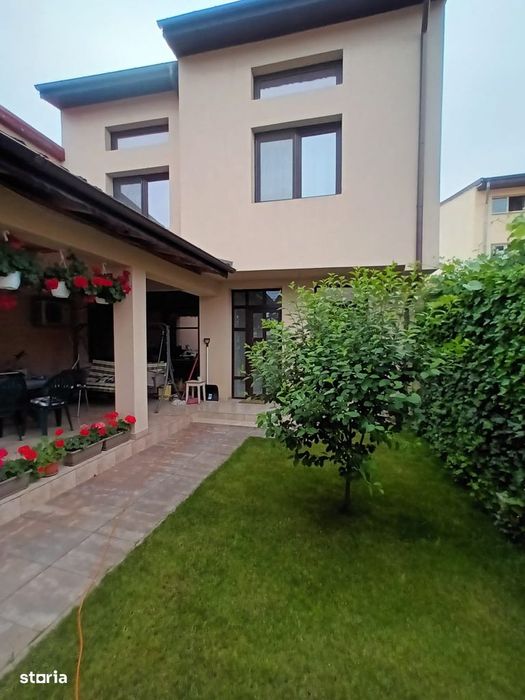 Vanzare proprietate cu doua case si intrari separate curte Giulesti
