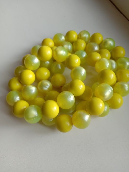 Массивные желтые бусы