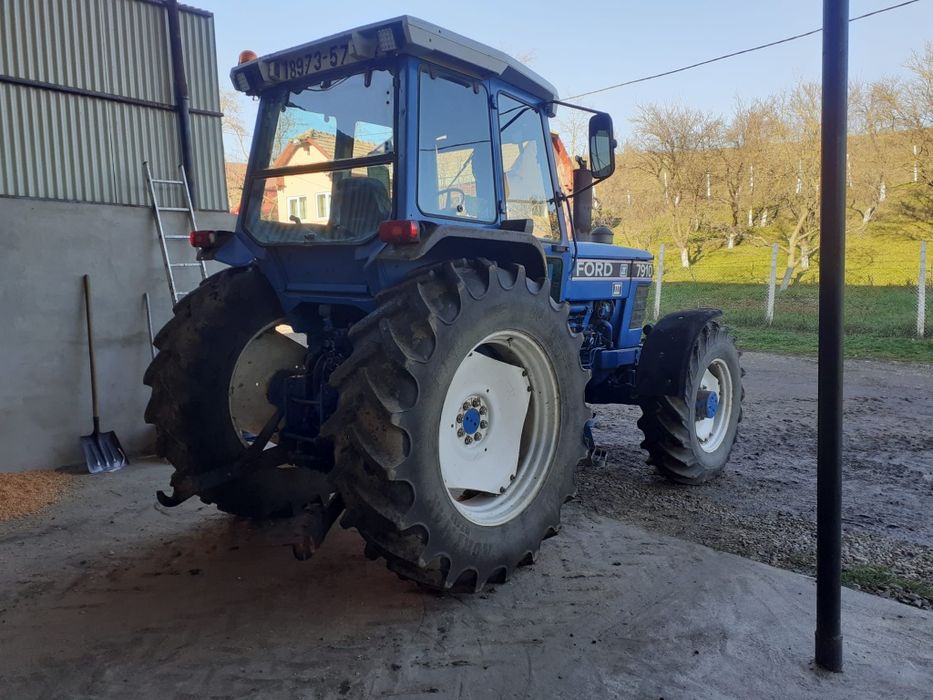 Vând tractor Ford New Holland 7910