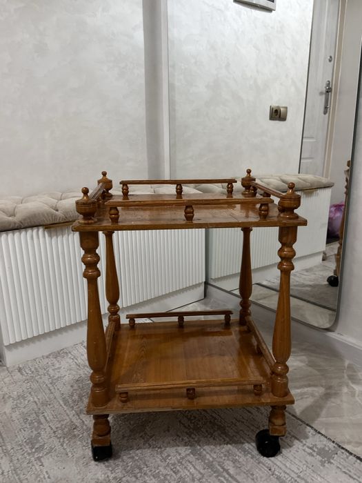 Деревянный журнальный столик на колесах. Тележка