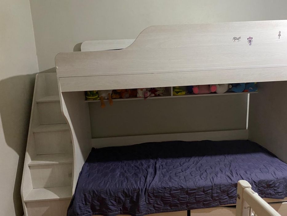 Двухяростаня кровать и детская кроватка