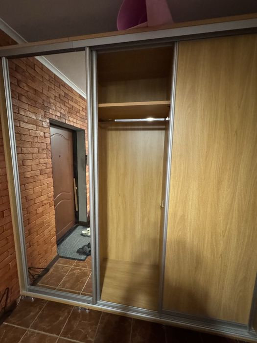 Продаю шкаф-купе с зеркальной дверью