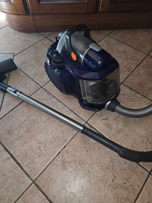 Прахосмукачка Electrolux turbocycronic  ANG 1