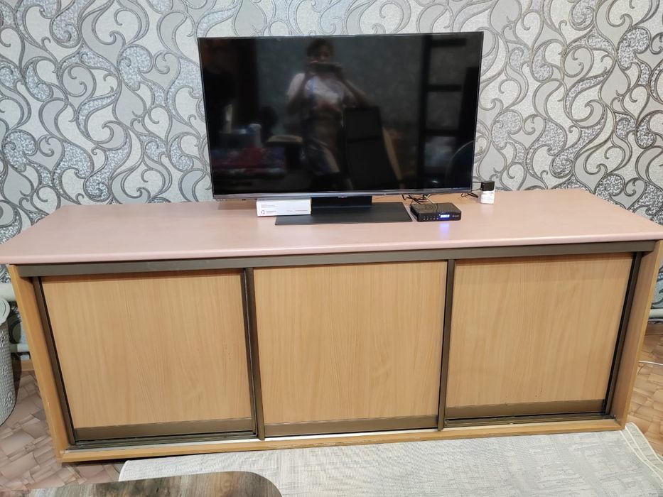 Продам тумбу под телевизор с полками б/у