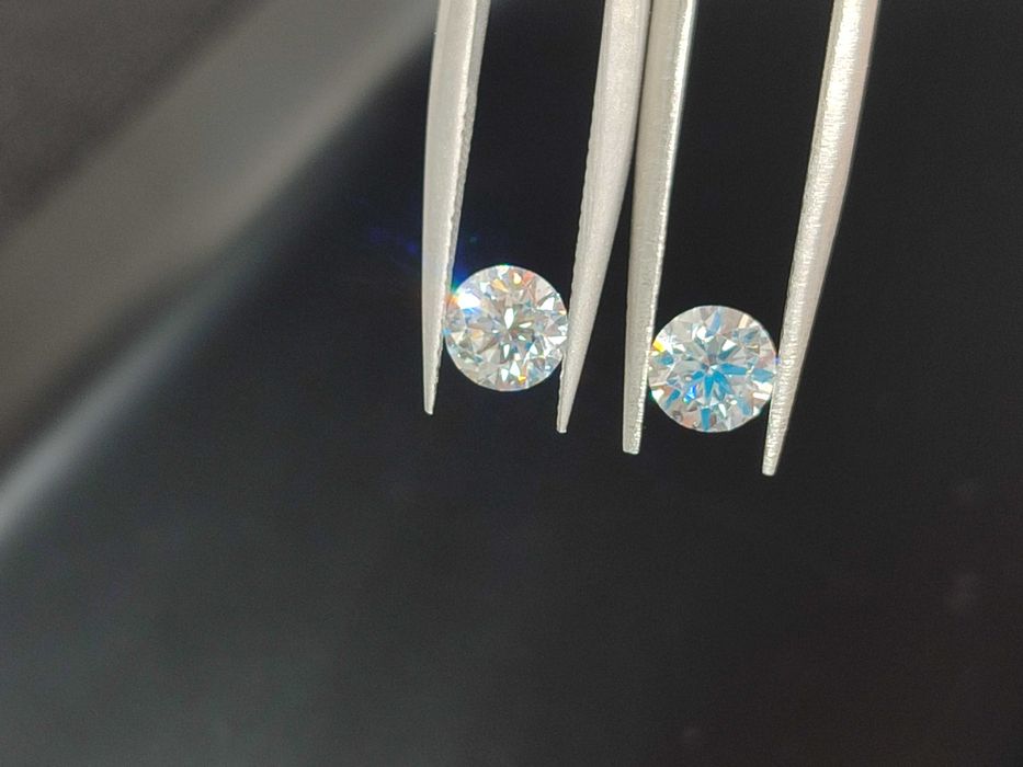 Два напълно безцветни Диаманта от по 0.65 карата