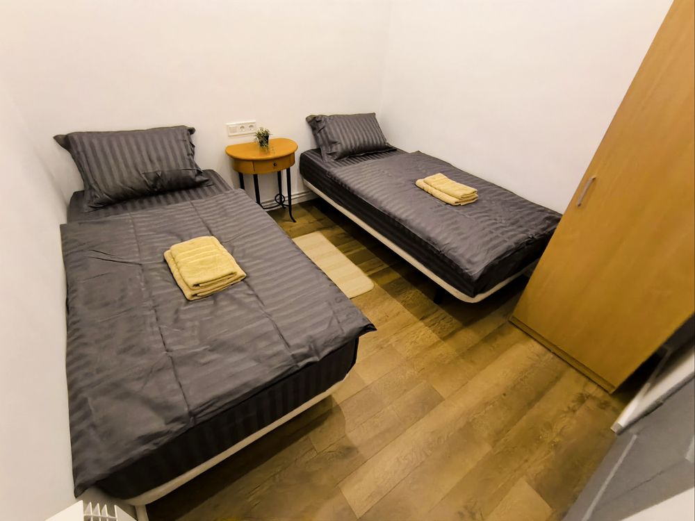 Vând apartament 3 camere, Central, Turda, 47 mp, parter, curte comună