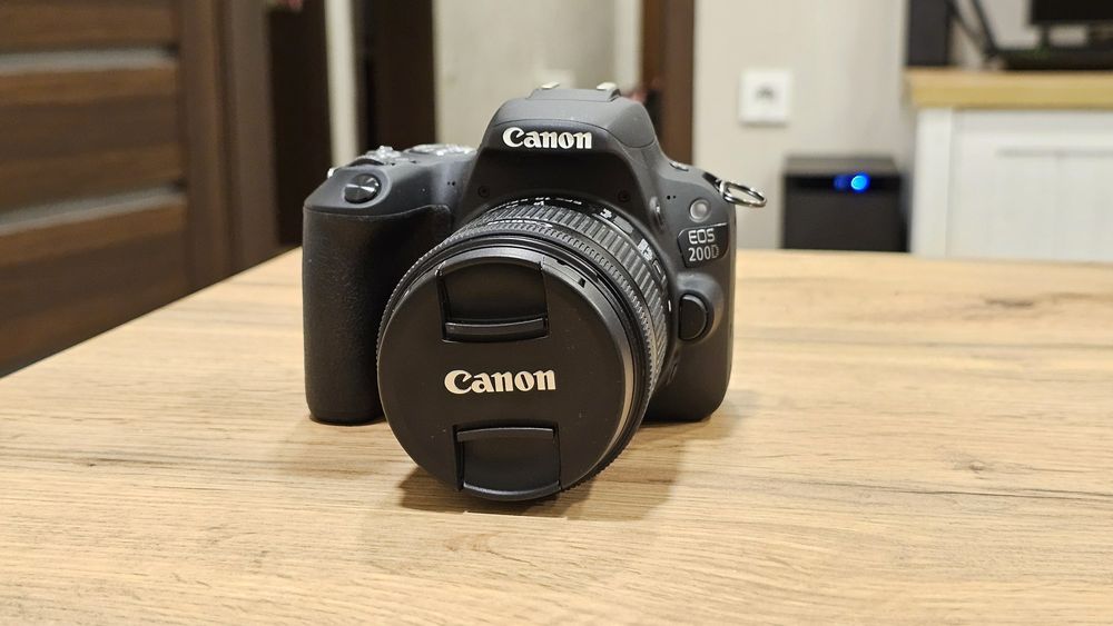 Canon DSLR EOS 200D 24MP, Wi-Fi+Oбективи 18-55mm, f/35+50mm f1.8 STM