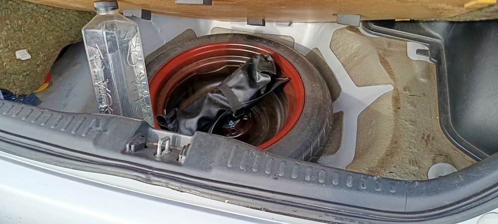 Vând auto Honda Civic EP1 automată  an 2004 . Stare bună  , 2500 negoc