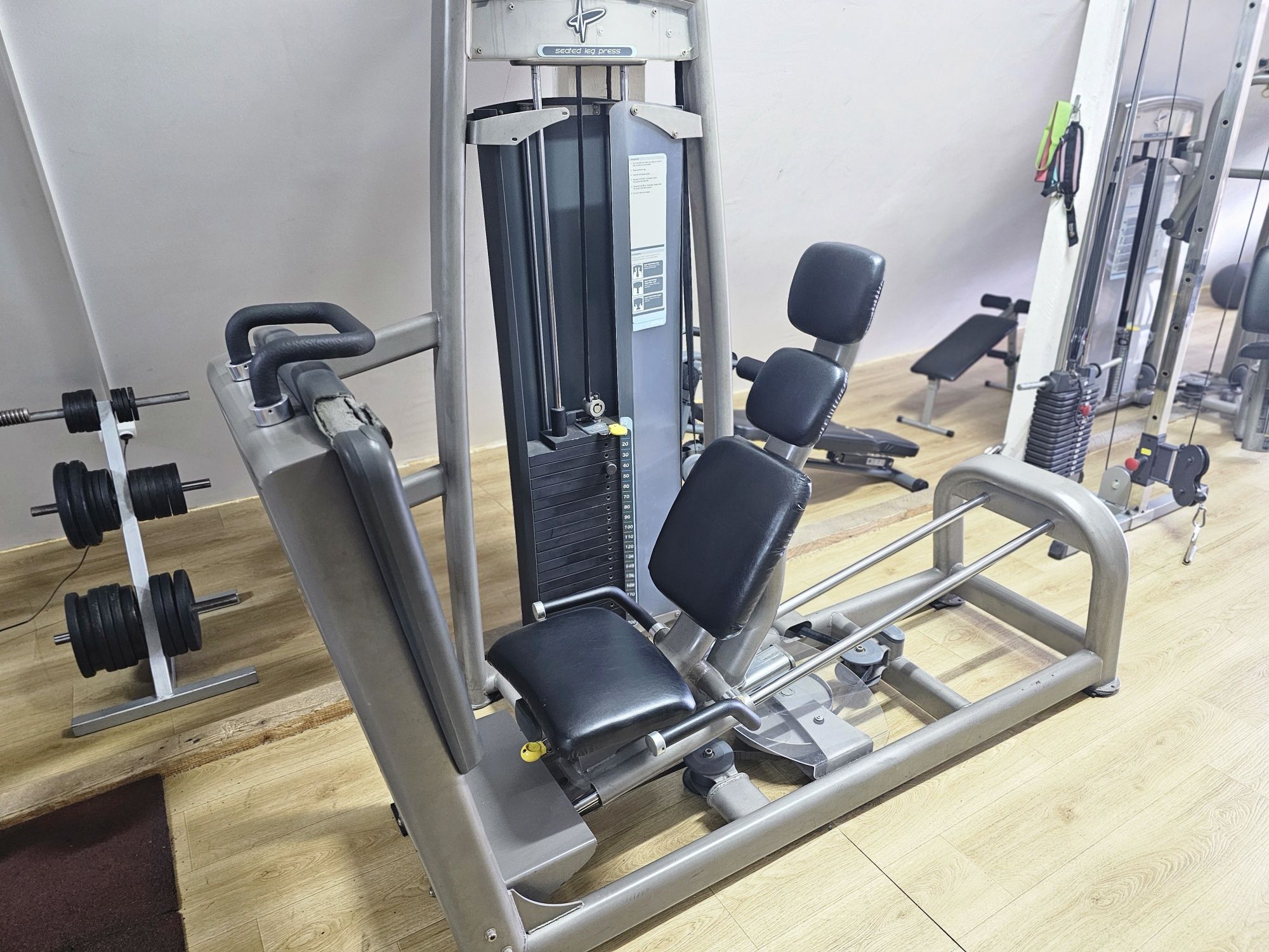 Sală fitness complet echipată