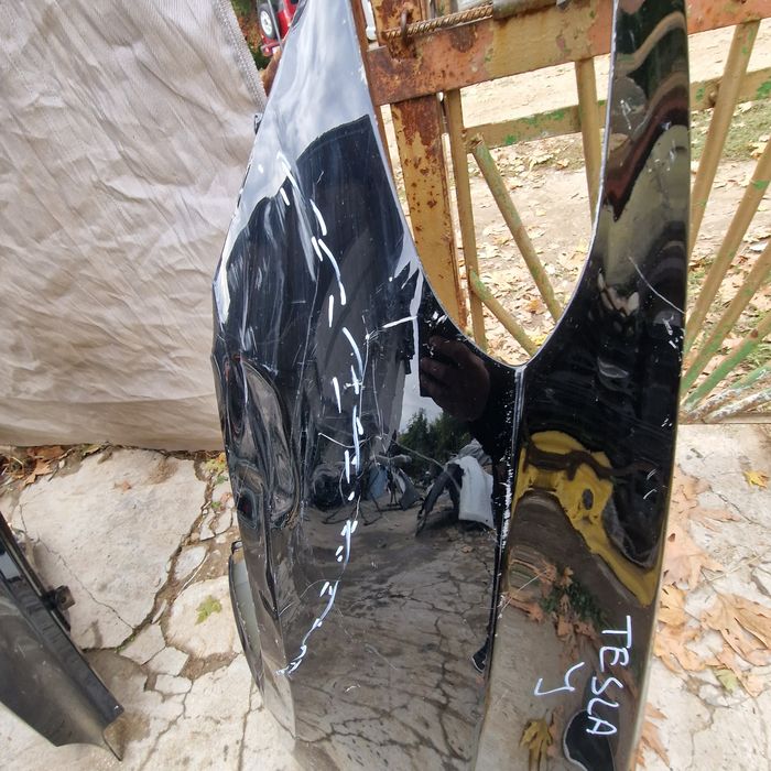 Tesla Y ляв калник