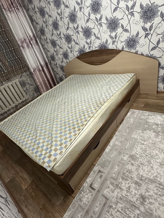 Срочно продам кровать с матрасом
