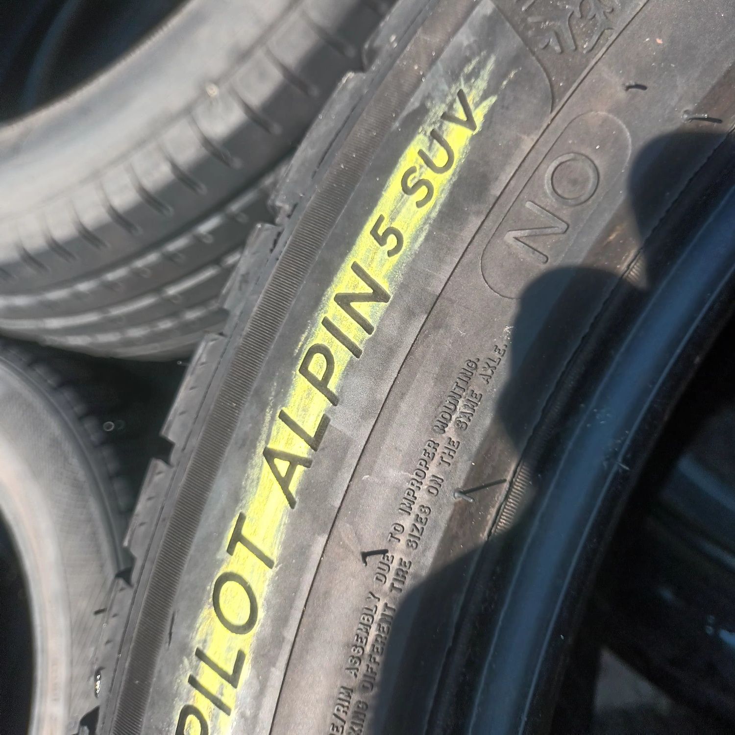 305 40 20 Michelin LATUDE 2бр зимни