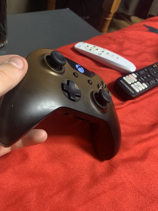 Vand Xbox One 1Tb cu 2 jocuri si un controller