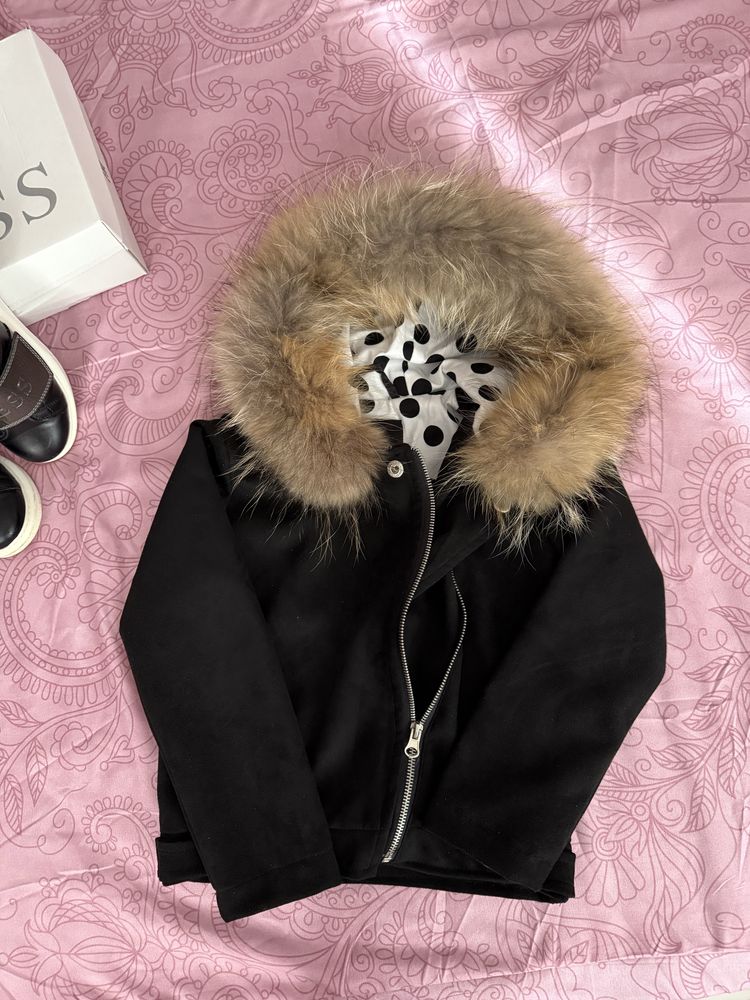 Сет сникърси Guess и якенце с естествен пух 6-7г.