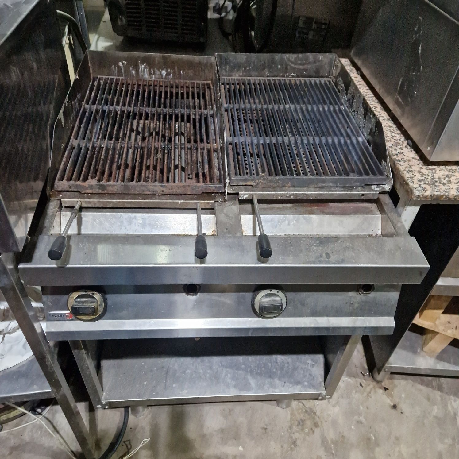 Grill electric sau pe gaz cu banc, gratar electric