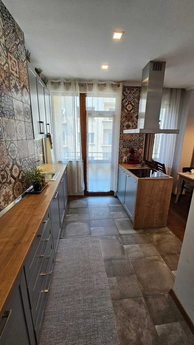 Дава се под наем Тристаен апартамент в София, Център - 100 кв.м за 950 € - Снимка #2