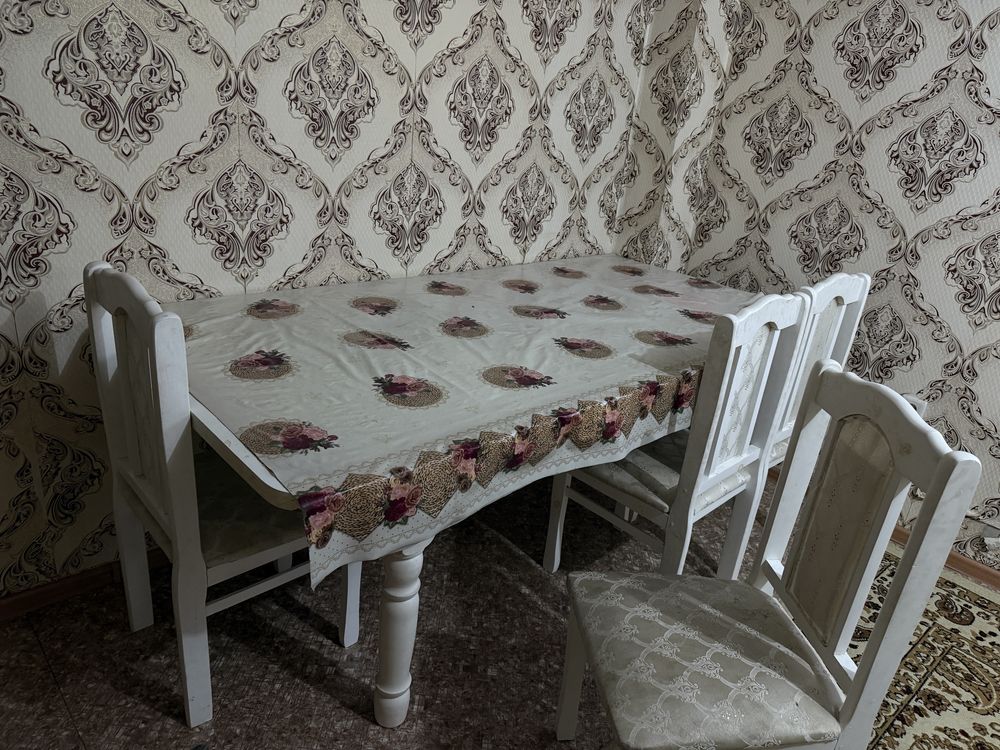 Стол и стулья в комплекте