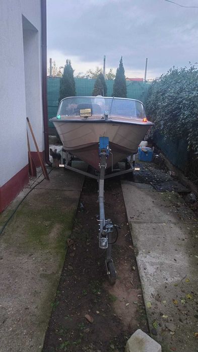 Barca de vanzare + motor Honda de 30 HP + peridoc inmatriculat in RO