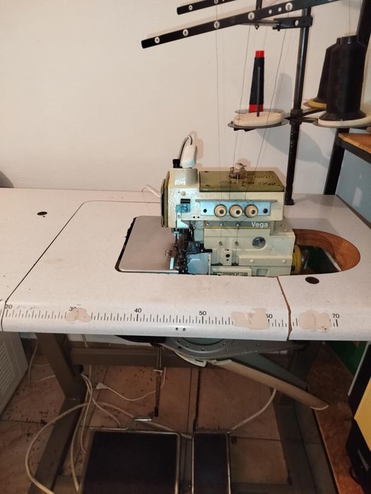 Vând mașină de cusut profesională