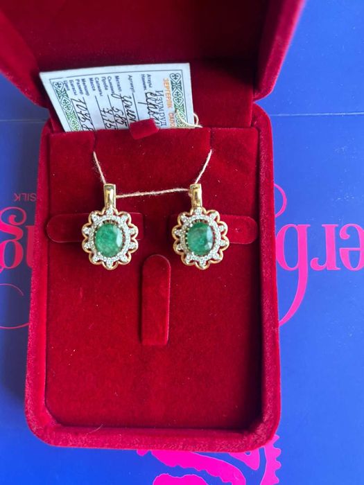 Серьги золотые с изумрудами по 3,66 Кр.  обрамление 76 бриллиантов