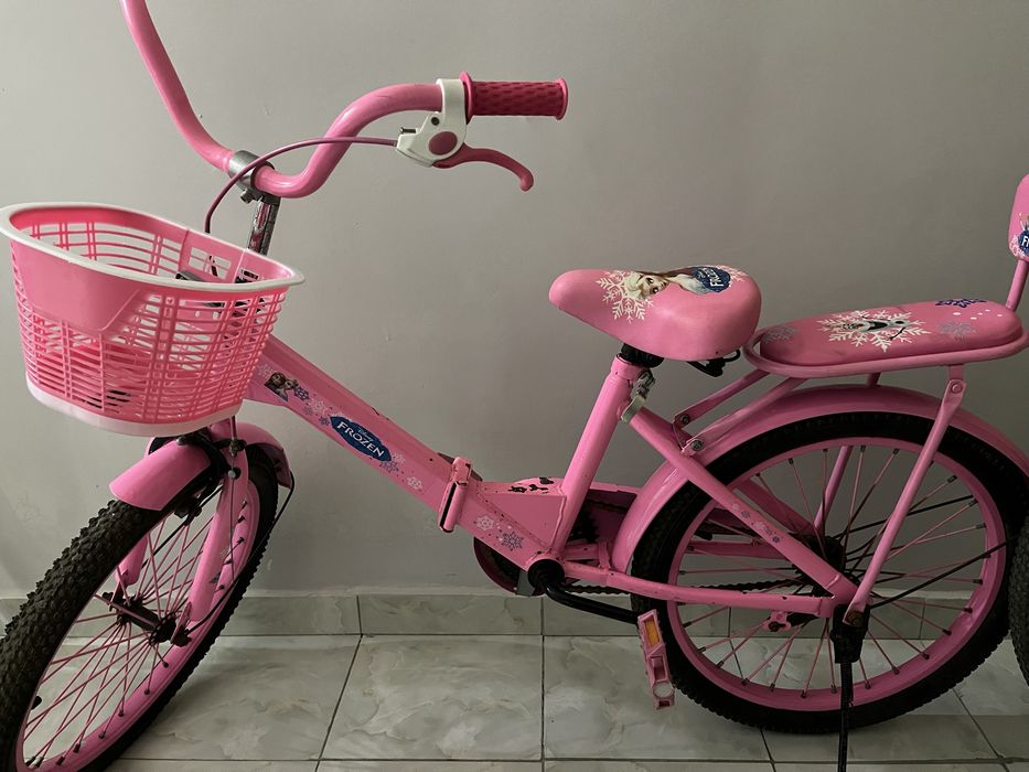 Продам два велосипеда, розовая почти новая для  8-9 лет а красная 4лет