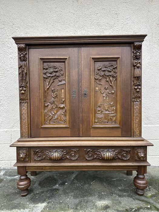 Шкаф с фигурална резба  сценични панели