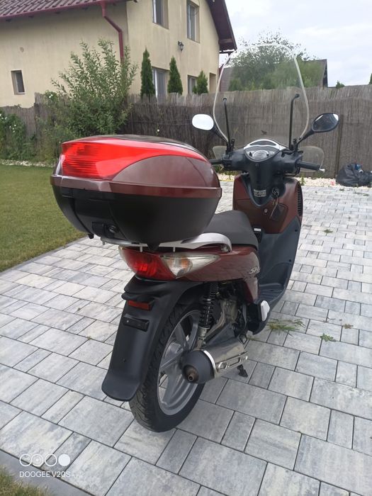 Honda Sh 125 i.   Se conduce cu B