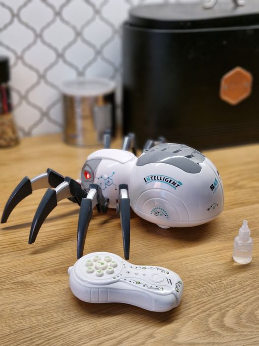 Paianjen cu telecomanda si functie de spray, de la Crazoo