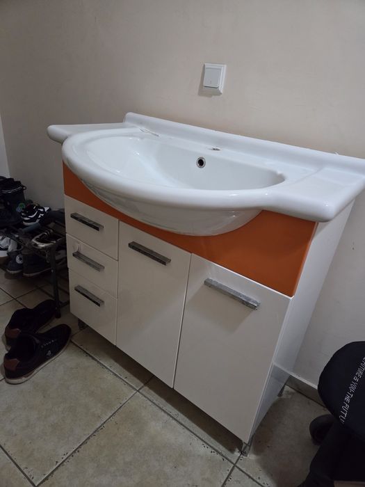 Шкаф за баня с мивка