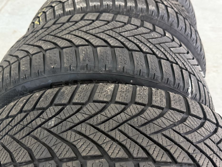 Зимни гуми 215/50/17 дот:23