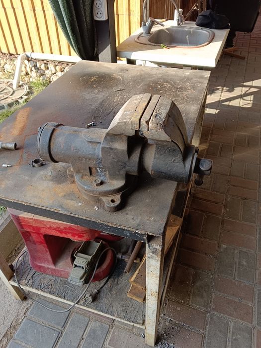 Продам тиски брлшой сломанный