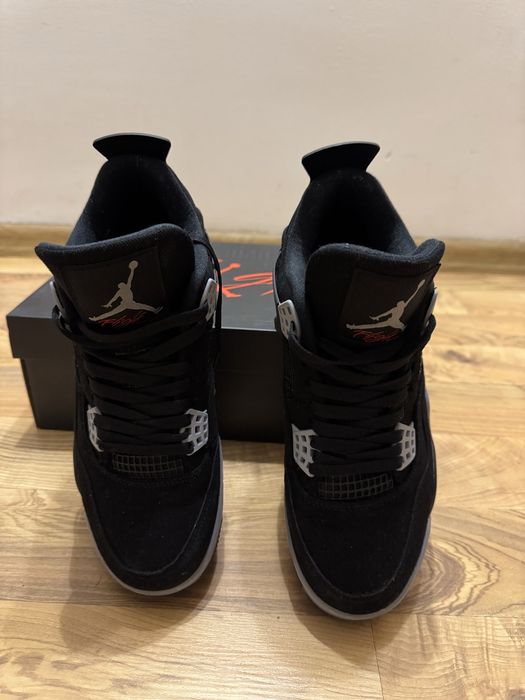 Air Jordan 4.