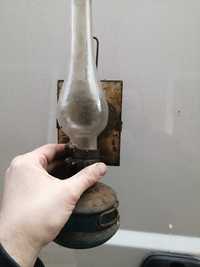 Lampa cu petrol veche poate fi pusa pe masa sau pe perete.