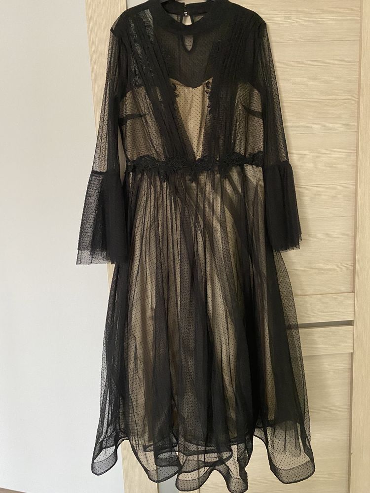 Черное сетчатое платье с подкладкой из бежевого атласа