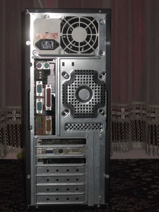 Calculator / computer PC complet Unitate + Monitor +tastatura +mouse