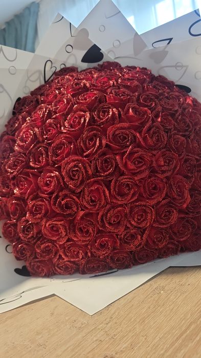 Vând buchete de trandafiri