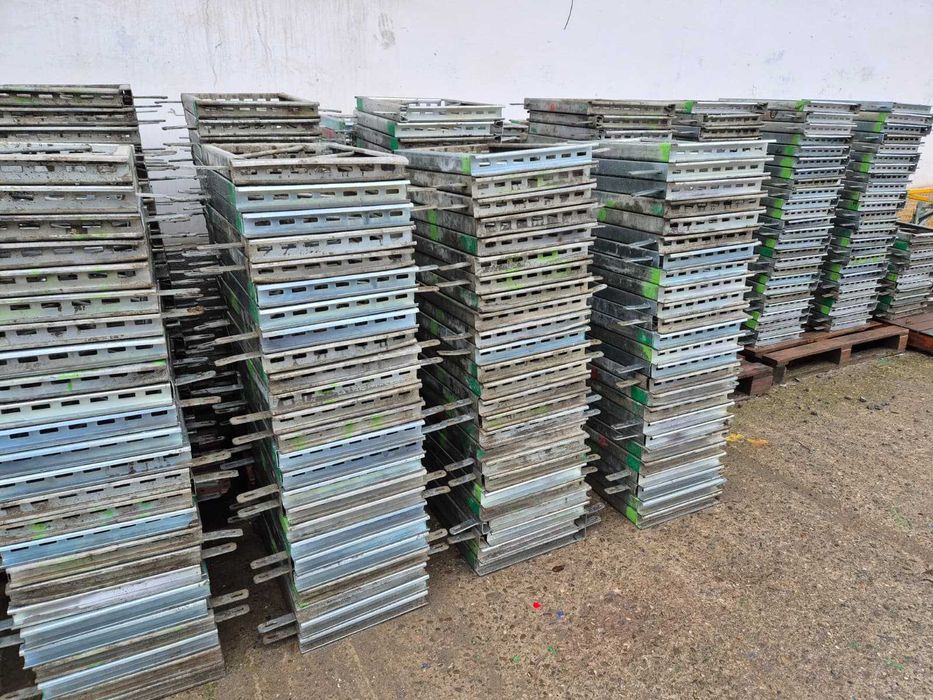 Inchiriem coltare metalice pentru stalpi