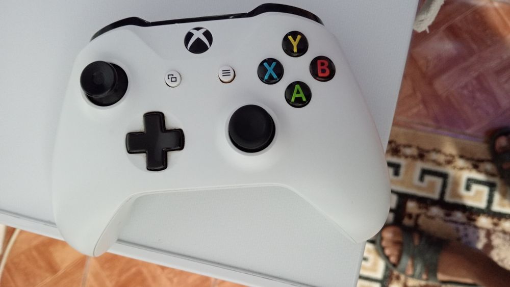 Vînd Xbox one s de 1tb sau schimb cu telefon iPhone sau trotineta elec
