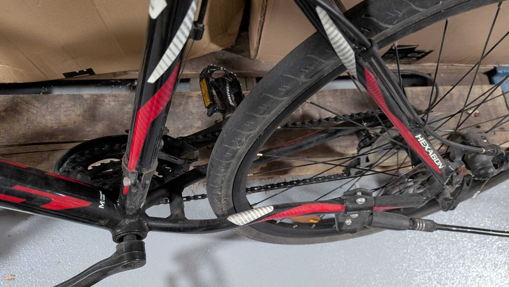 Bicicletă MTB Kross Hexagon 26” – negru/roșu, frâne disc, stare bună