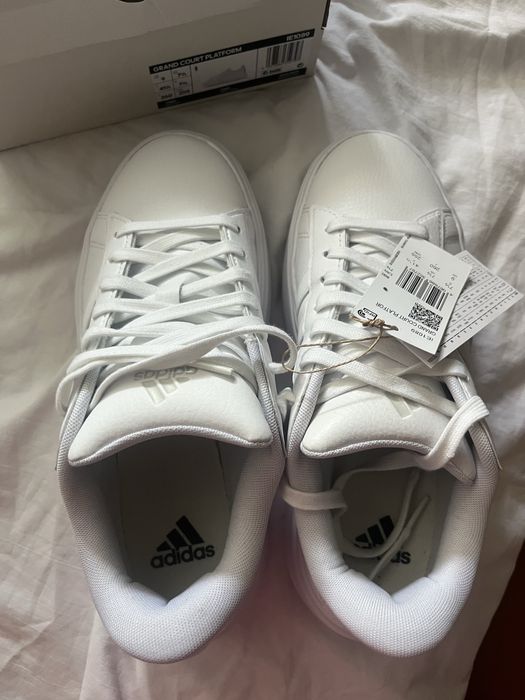 ЧИСТО НОВИ! Дамски кецове Адидас