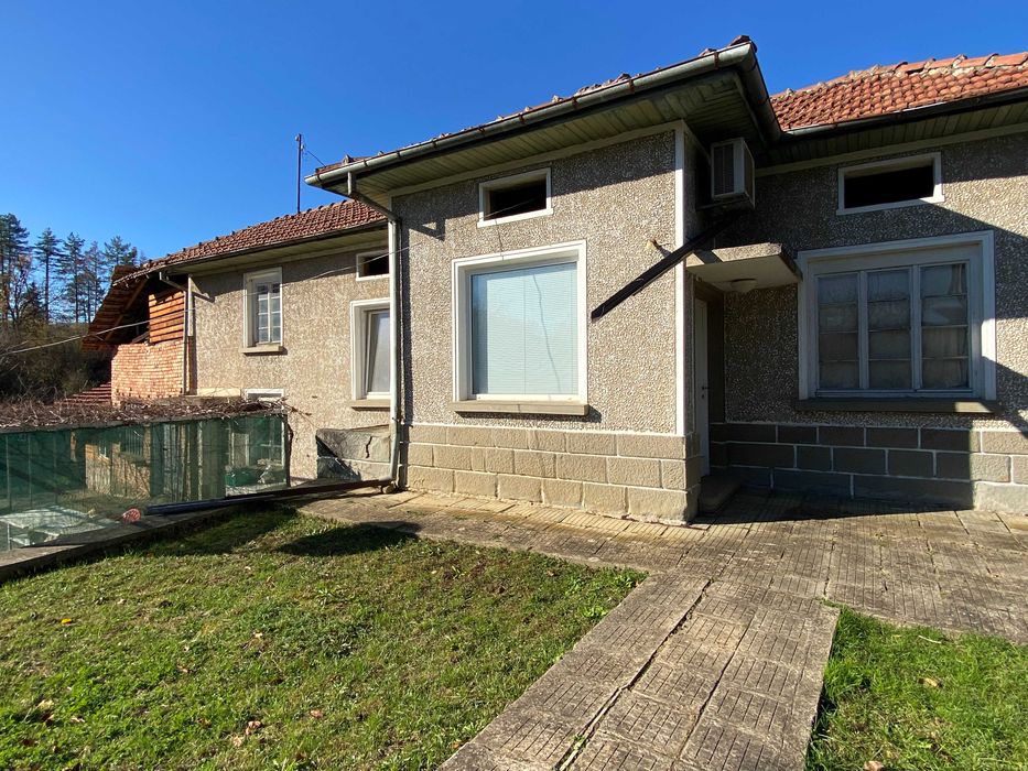 Къща с равен двор в село Поповци, Габрово