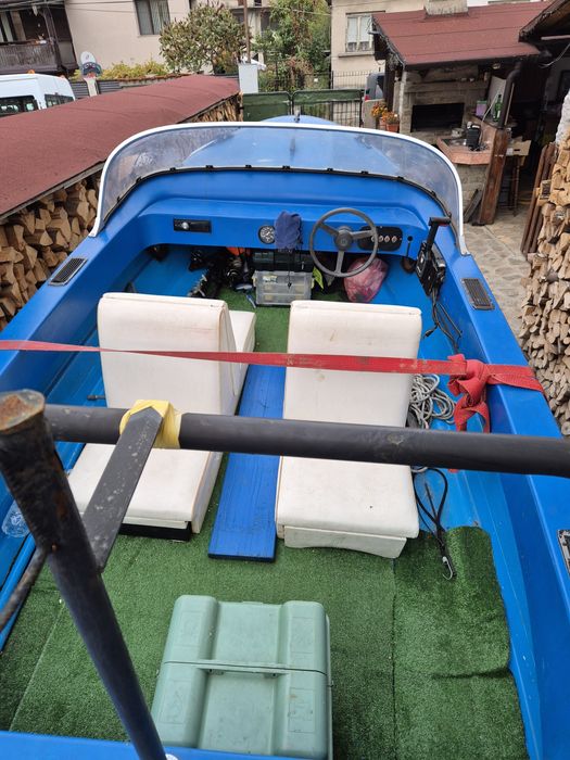 Продавам лодка с колесар ,не е регестрирана ,мотор 50 к маринер