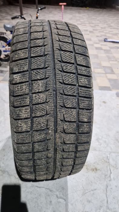 Продаю шины 235/45/18 зима