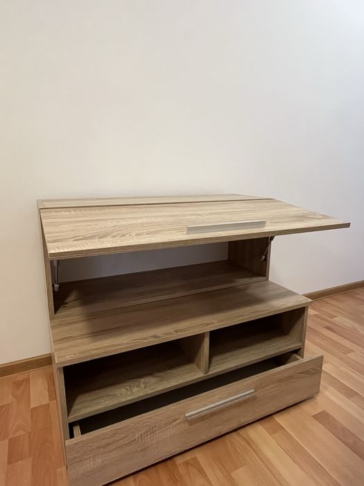 Comoda Tv și un corp suspendat