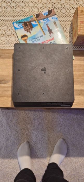 Ps4 slim doua controlere și jocuri