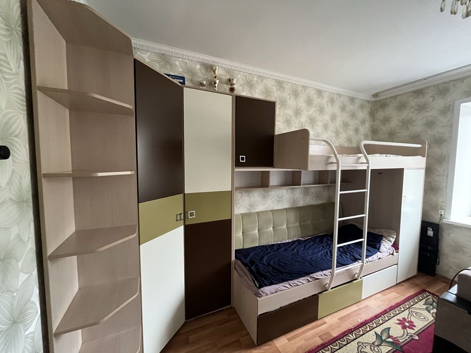 Кровать двухъярусная , шкаф