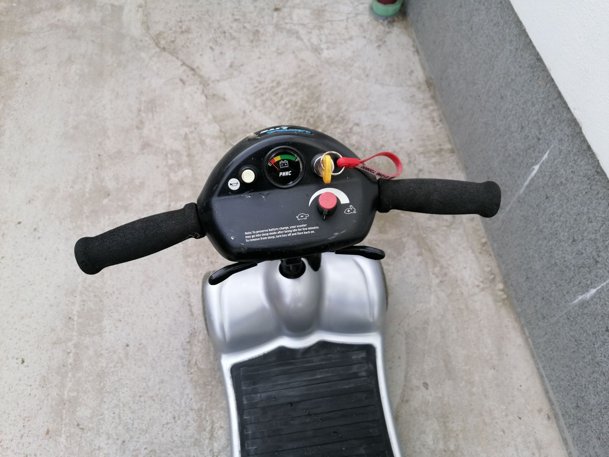 Cărucior scuter electric pentru persoane cu dizabilități