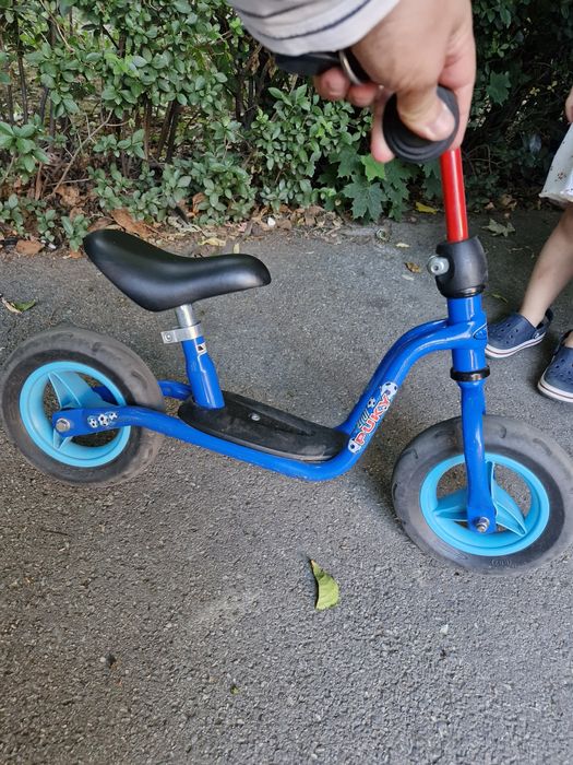 Vand o tricicleta si o bicicleta fara pedale pentru copii