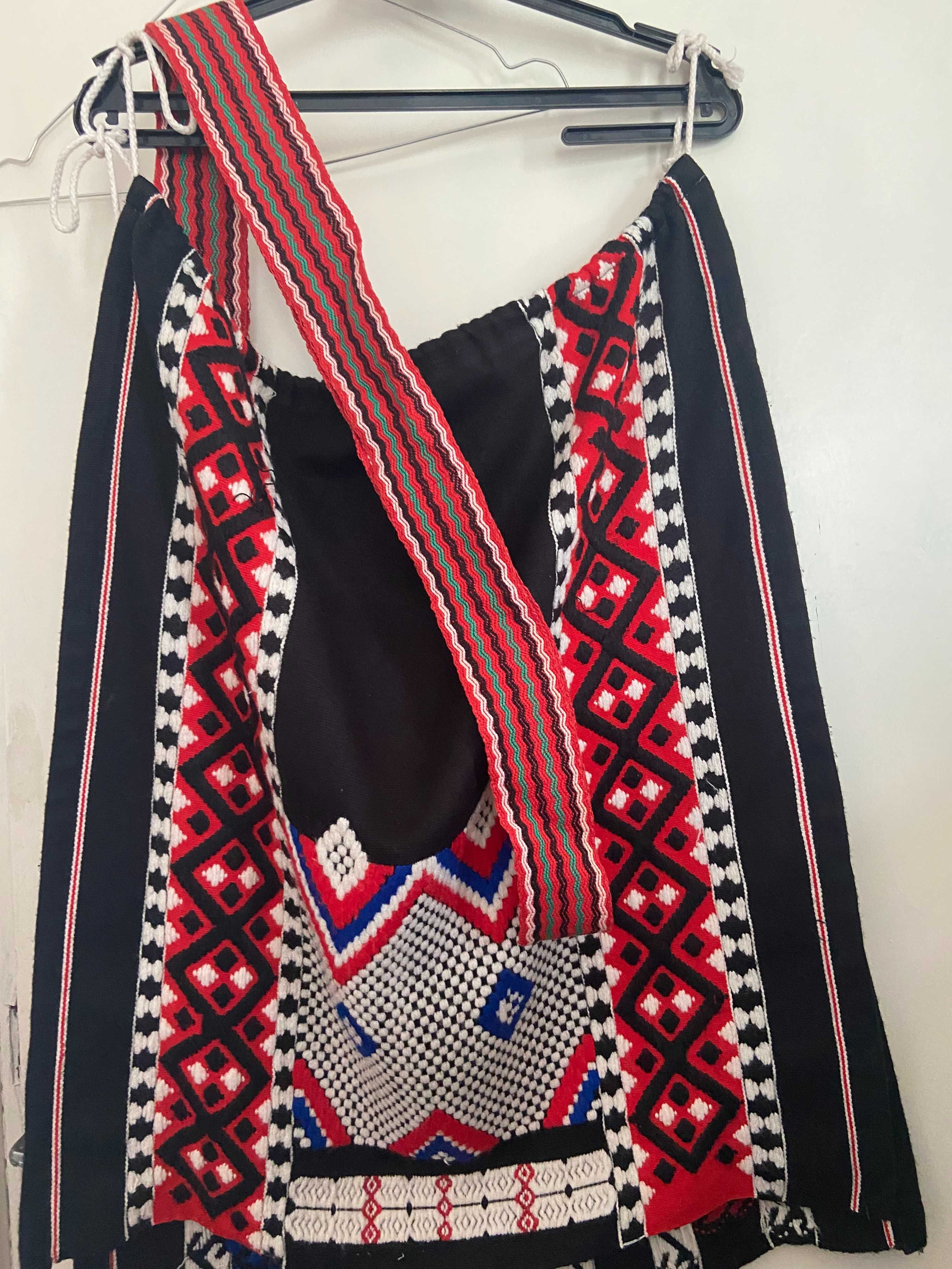 Vând costum popular de damă, autentic din Muntenia. Negociabil 1880 E.