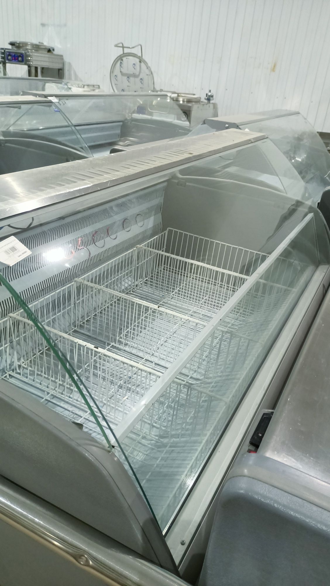 Оборудование и мебель Астана, витринные холодильники морозильники